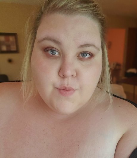 peachyg28 beautiful model image