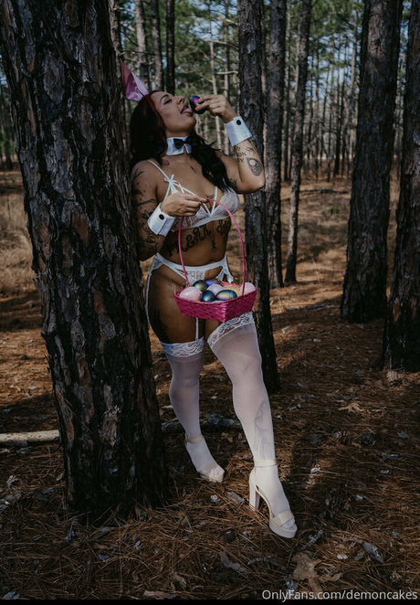 Demoncakes erotic model image