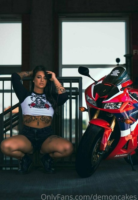 Demoncakes model erotic galleries