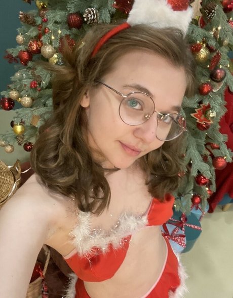 Tiny Valerie model high quality images