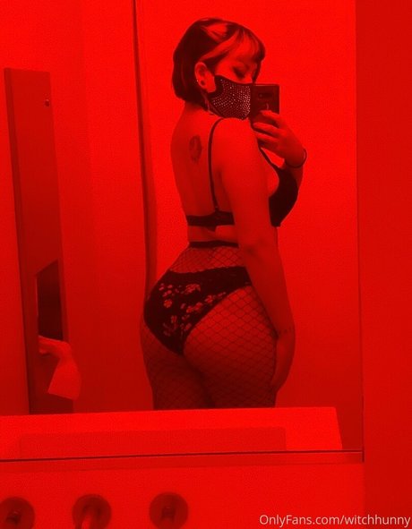 witchhunny top model pic