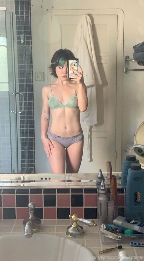 Paris Sun sexy actress pic