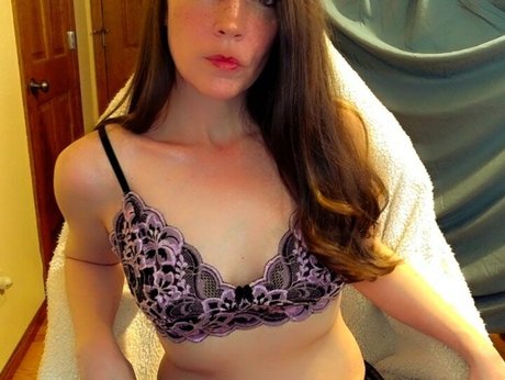 Molly Nova art model picture