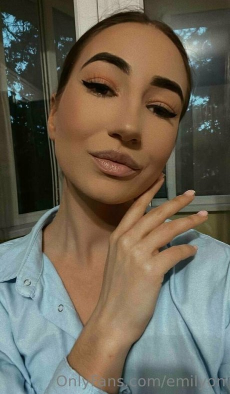 emilyon model naked pictures