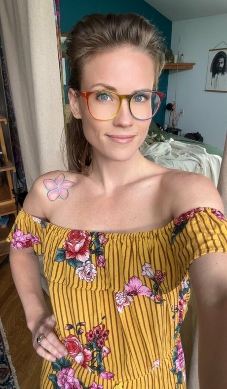 Skyra Fox model nude picture