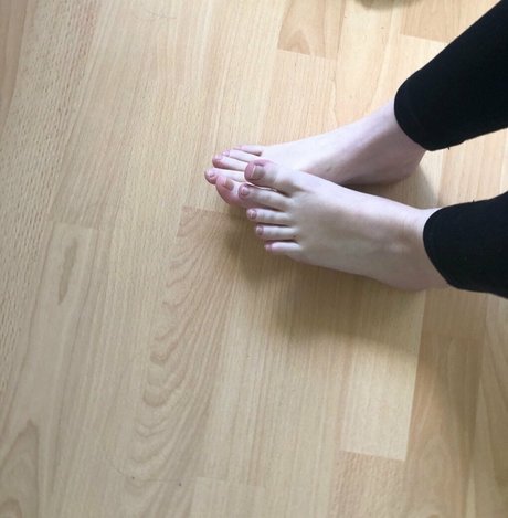 just me and my feet model hd pic