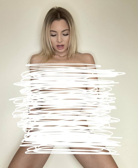 kennieleighh model naked img