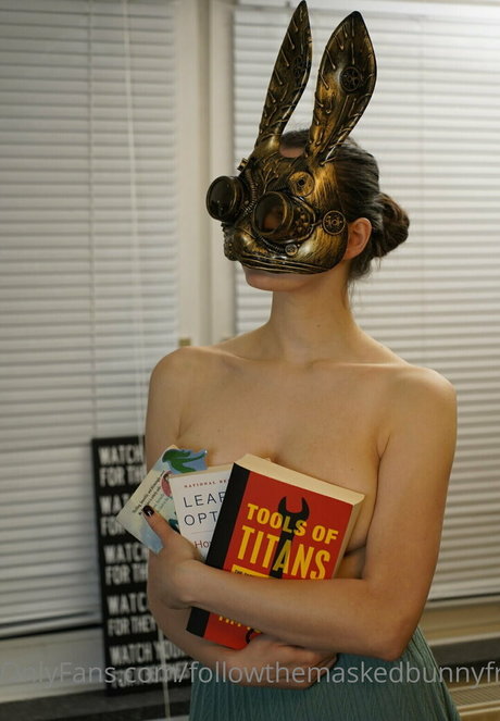 followthemaskedbunnyfree model image