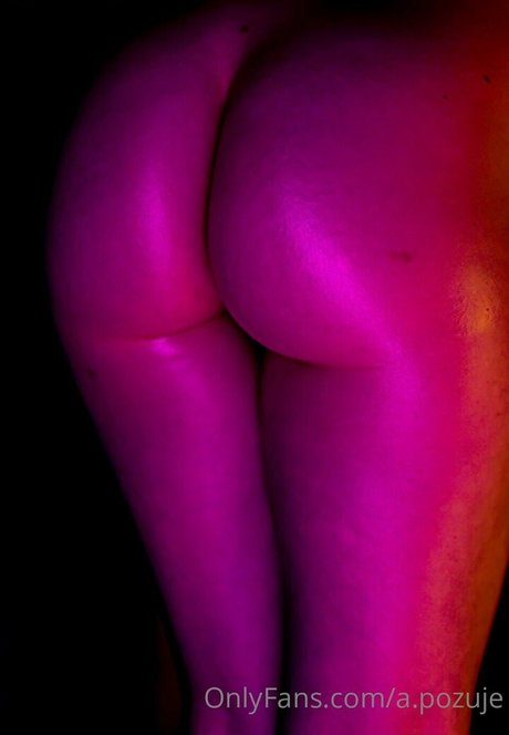 a pozuje pornstar art pics