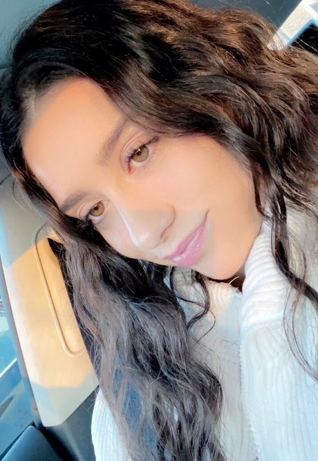 Emma Trout nude thumbnail