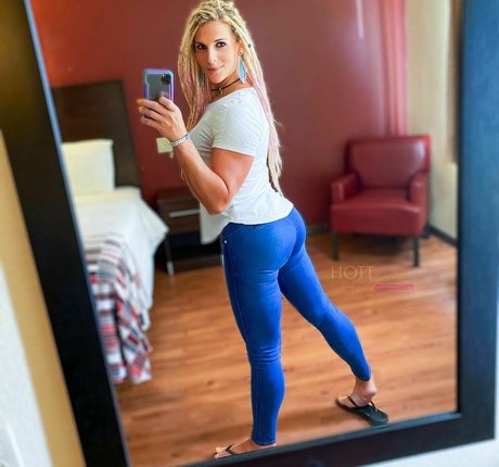 Hottrayne porn model images