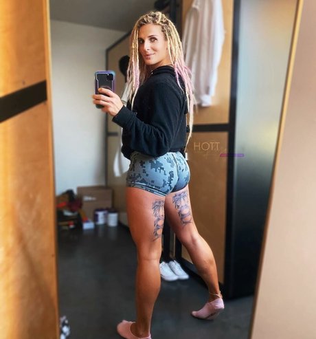 Hottrayne star nudes photos