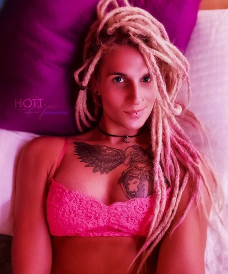 Hottrayne pornstar exclusive pictures