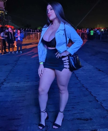 cute babe onlyfans naked image