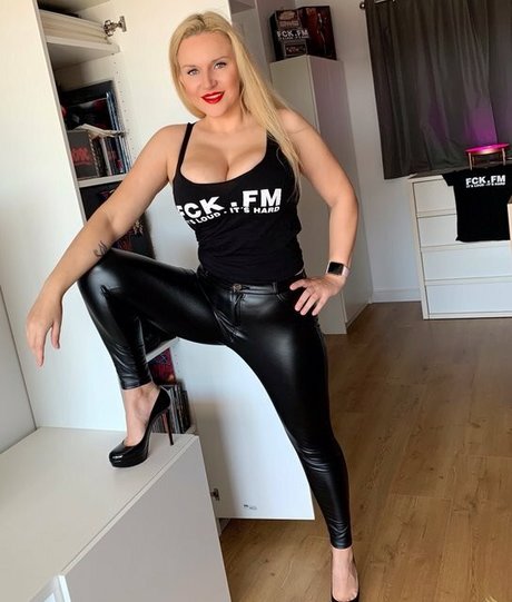 Dolly Fox xxx pornstar archive