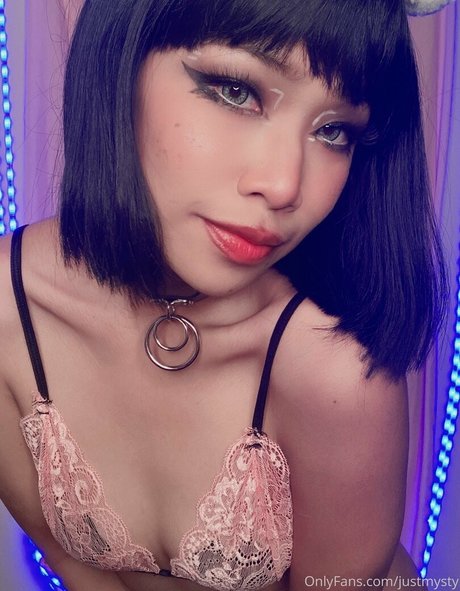 justmysty adult model photo