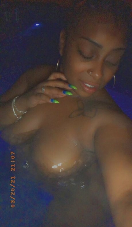 mzstrawberryhenny model hot photo