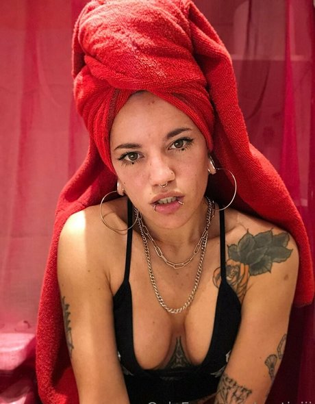 erotiniii nudes star images