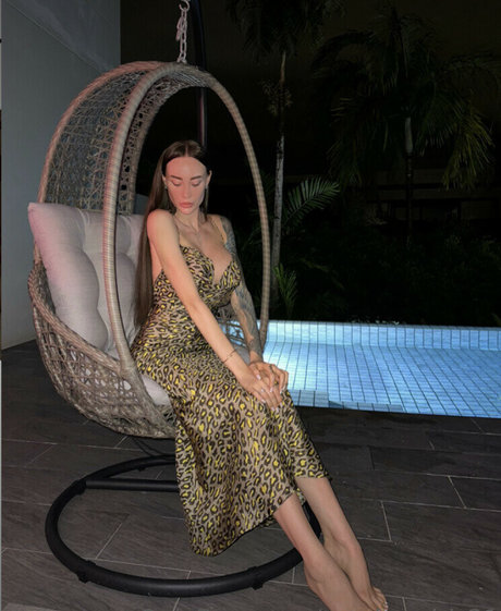 Smoky Girl 21 nudes actress pics