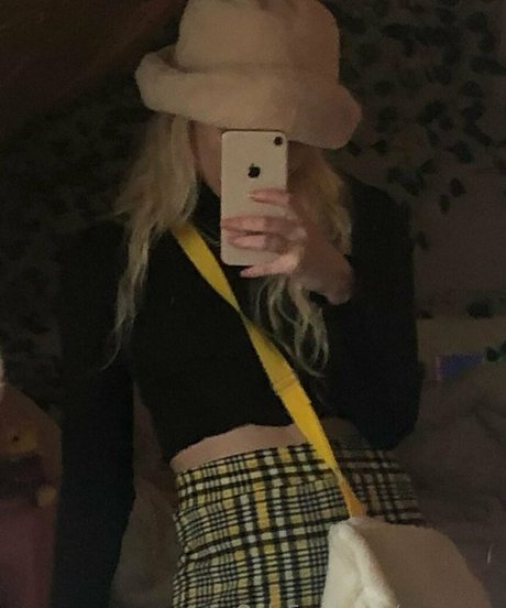 girl on girl onlyfans nudes picture