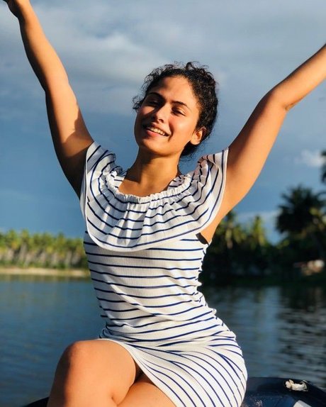 Sandani Fernando star pretty pictures