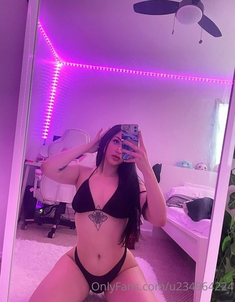 cute babe onlyfans nude picture