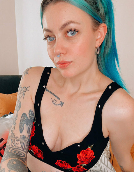 lottienovafree nudes model gallery