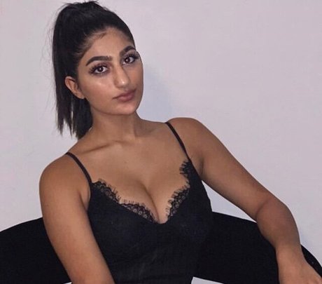 Busty Indian high quality actress photo