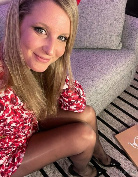 mature mom onlyfans nude images