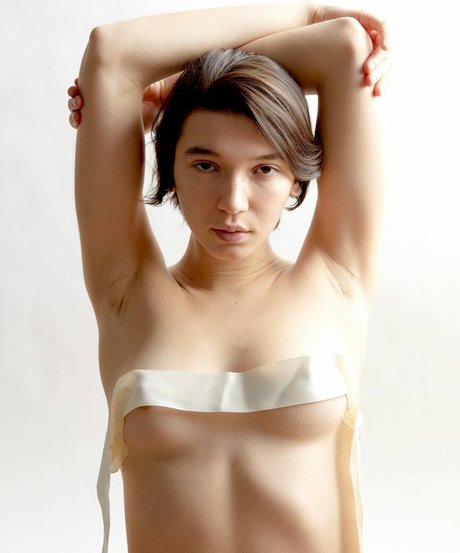 Frankie Cavalcanti nude thumbnail