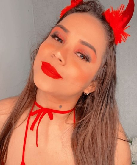 Isa Gomez model top pic