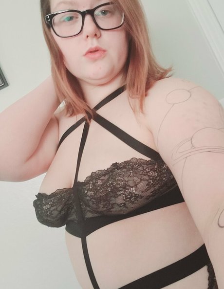 elizabethlily19 hot actress pic