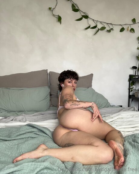 badgalhailey free model nice archive