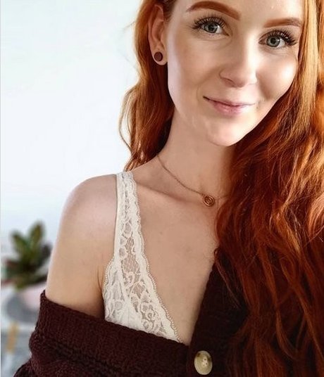 LittleBee model hot galleries