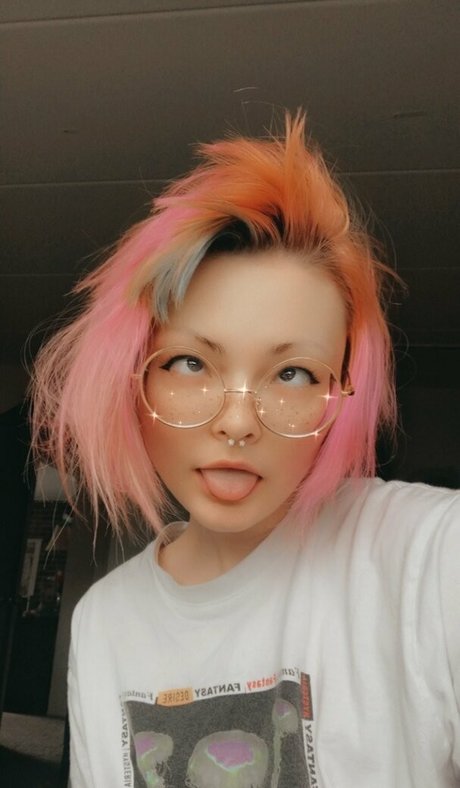 lovelybedhead nude thumbnail