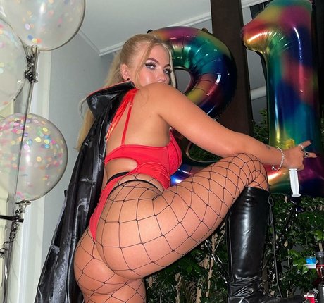 simsyyy__ star high quality photo