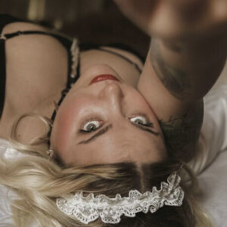 hinkycurvy model hd image