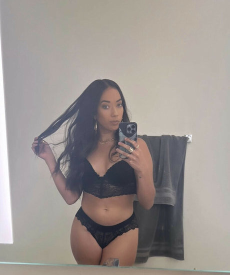 Kassandra Lee model beautiful galleries