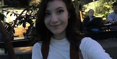 垂れ乳オンリーファンズ セックス 写真