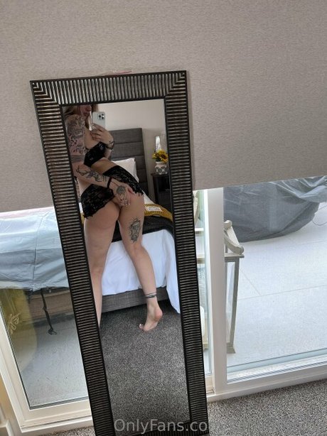 ランジェリーヌードオンリーファンズ セクシー 画像