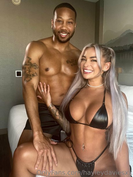 Hayley Davies ポルノスター ヌード 写真