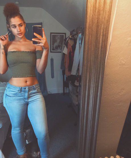ラテン系熟女オンリーファンズ ホットセクシー 写真