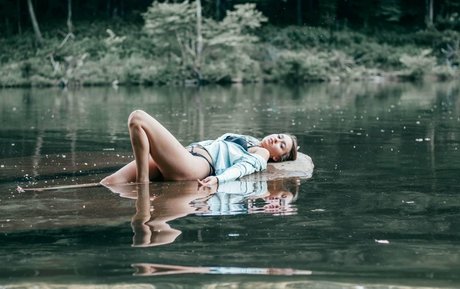 小さいチンポのシーメールオンリーファンズ ポルノ 写真