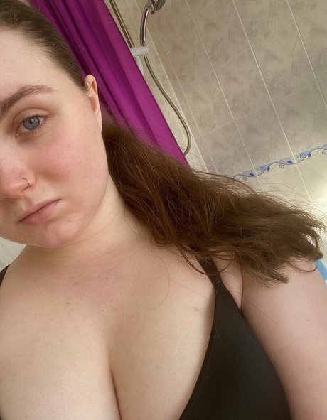 bustybritishbrunette ポルノスター 写真