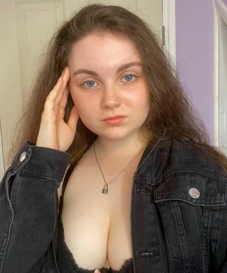 bustybritishbrunette アダルトスター 写真