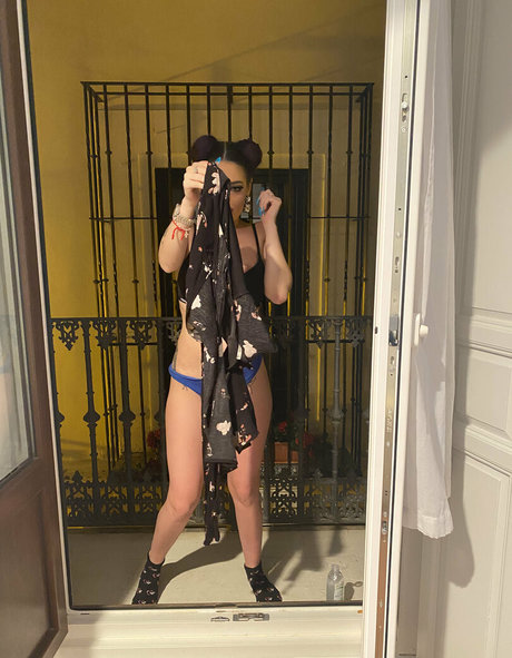 金髪巨乳オンリーファンズ ポルノ 写真