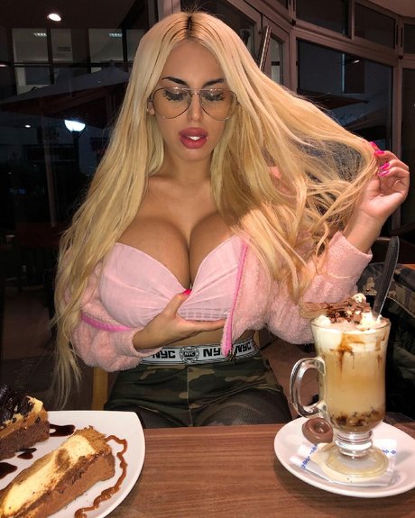 濡れたオマンコオンリーファンズ エロチック 写真