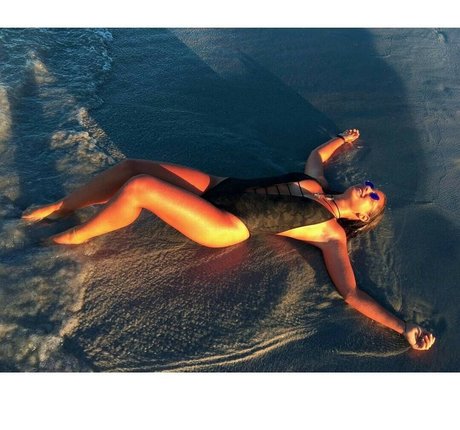 グローリーホール妻オンリーファンズ セクシー 写真