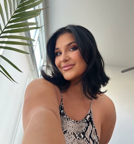 巨乳クーガーオンリーファンズ ホットヌード 写真