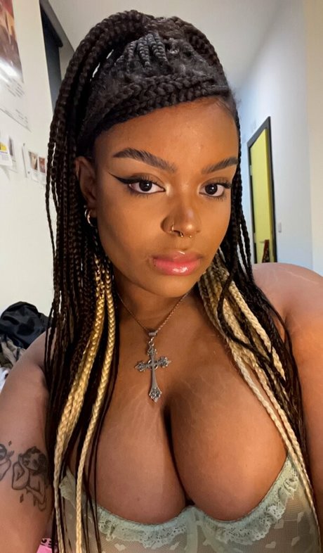 裸ヌードオンリーファンズ エロチック 写真